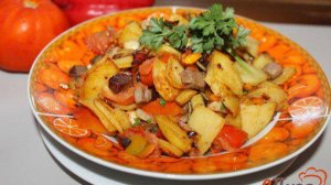 Жареный картофель с мясом и помидорами