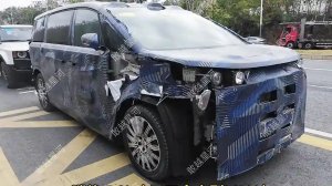 Огромный вэн BYD Denza D9 L 2025 вышел на тесты: он оказался крупнее LC Prado