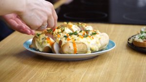 «На кухне с ,,Мария-Ра”»: готовим хот-доги со сливочной кукурузой и горячие бутерброды со шпротами
