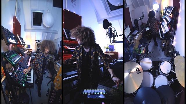 Youngr - Time (Live From Llamaland Studios) смотреть онлайн