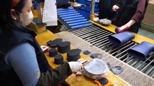 Процесс изготовления сверхлегких резиновых сапог. Корейская фабрика противоскользящей обуви.