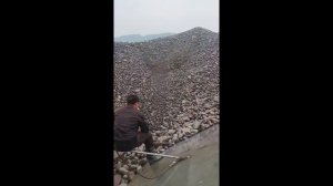 Строительство, разгрузка баржи