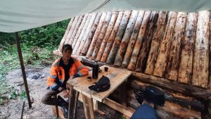 СТРОЮ ИЗБУ В ОДИНОЧЕСТВЕ. ПОПАЛ В ГРОЗУ. СДЕЛАЛ СКАМЬЮ И СТОЛ _ЛЕС ЧУДЕС_ ГОТОВЛЮ МАТЕРИАЛ НА ПОЛ.