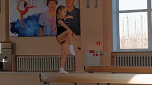 Фрагменты упражнений на бревне