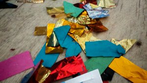 дети играют в конфетти