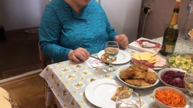 Не могу открыть бутылку вина! Девочки гуляют. Разрушенный бассейн Метеор смотреть онлайн