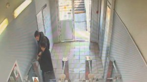 Подозреваемый в изнасиловании 16-летнего парня в туалете на станции «Лигово» попал на камеры.
