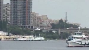Пилотаж самолёта на Волге в районе Саратовского моста