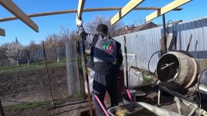 Делаем то, что умеем💪😊 Штукатурим стены🐔🐤 Обрезаем розы советским сучкорезом🌹😊