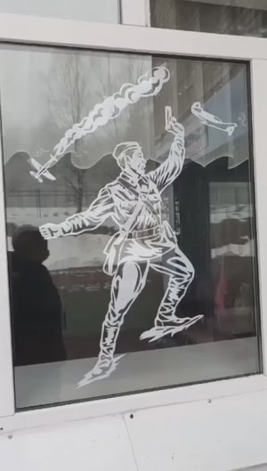 Ко Дню Победы учительница труда из Межгорья в Башкирии украсила окна школы бумажными композициями.