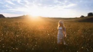 футаж Девушка в поле 2