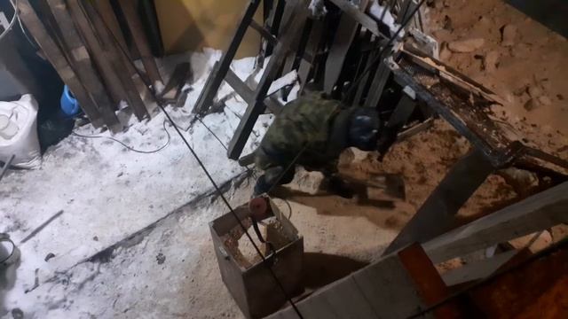 Работает молодой помощник.