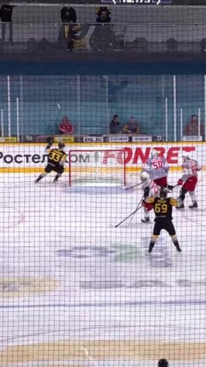 Вратарь ОТЛУЧИЛСЯ НА СЕКУНДОЧКУ ☝️ #КХЛ