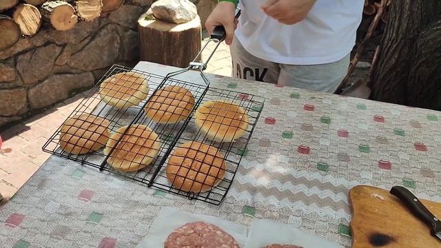 Приготовили бургер на мангале с дымком. Домашний сочный бургер смотреть онлайн