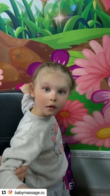 Наша Вика учится делать воздушный поцелуй на камеру. смотреть онлайн