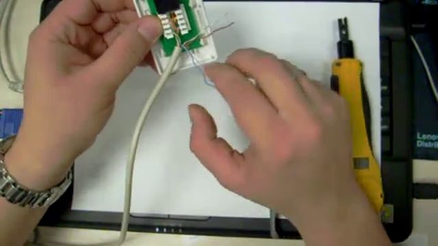 Обжим компьютерной розетки Cat 5e смотреть онлайн