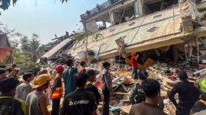 Число жертв достигло 3 тысяч человек. Спасатели ищут выживших после землетрясения в Мьянме