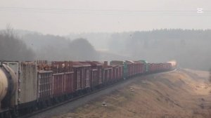 Тепловоз 2ТЭ10м следует с грузовым поездом по неправильному пути