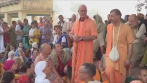 Парикрама с Е.С. Индрадьюмна Свами Махараджем вокруг Говардхана, (3) Индия Вриндаван 02.11.2012 год