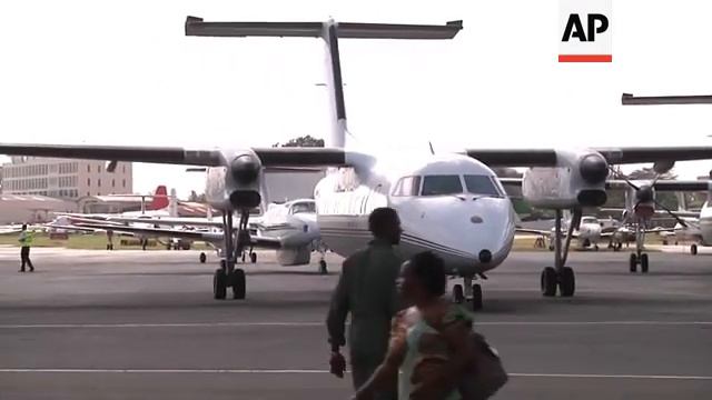 Evacuees, mostly women and children, arrive by military plane from Juba смотреть онлайн