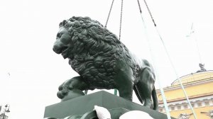 Знаменитые медные львы вернулись на Дворцовую пристань после реставрации