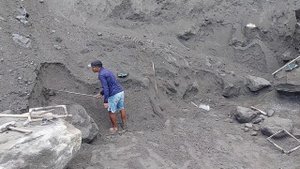 Строительство, шахтёры собирают песок