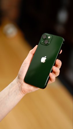 iPhone 13 — всё ещё мощный и стильный.