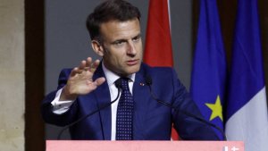 Макрон призвал компании Франции приостановить инвестиции в США