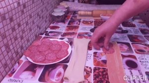 Розочки из колбасы и слоёного теста.