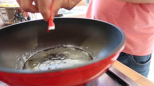 Lauren and Ben try Samyang 2x spicy noodles