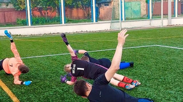 розтяжка -один з важливих елементів тренування. Групове тренування