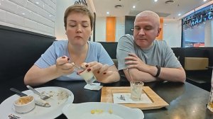 Мукбанг ОБЪЕДАЕМСЯ вкусные СТЕЙКИ за КОПЕЙКИ! Делаем покупки ДОМОЙ и ГОСТИНЦЫ знакомым. Ужин Таиланд