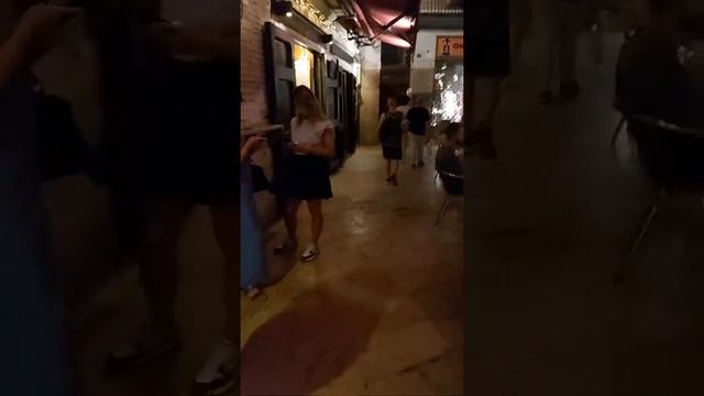 Вечерняя прогулка по центру Валенсии смотреть онлайн