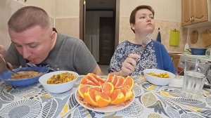 Мукбанг РАССТРОИЛАСЬ, муж НЕ оценил моих стараний и РАСКРИТИКОВАЛ мой салат! Семейный ужин в России