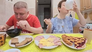 Мукбанг СПАЛИЛА Вована, а он перевёл стрелки! ПОЖУРИЛА мужа за внешний ВИД! Семейный обед в России