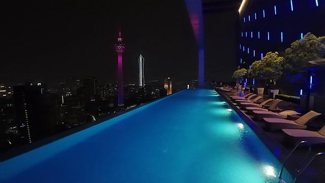 Malaysia, Kuala-Lumpur, Platinum KLCC, бассейн 51 этаж вечером, г. Куала-Лумпур, Малайзия 15 фев.
