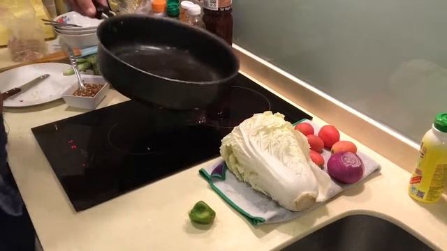 Тёплый салат с тунцом