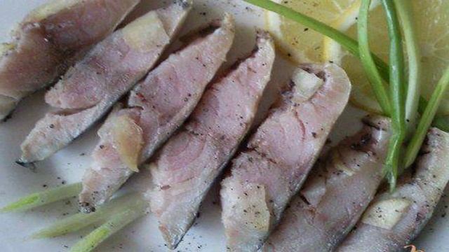 Скумбрия соленая с чесноком