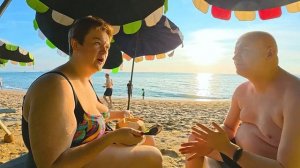 В Паттайе на море сидим СПЛЕТНИЧАЕМ! Как я бросила СОСАТЬ..... соску) Разговоры на пляже в Таиланде
