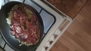 Гуляш с макаронами