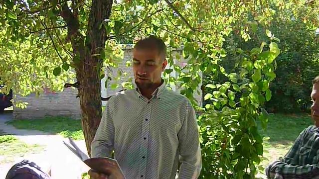 Поэты читают стихи во дворе на лавочке. Вячеслав Боярский