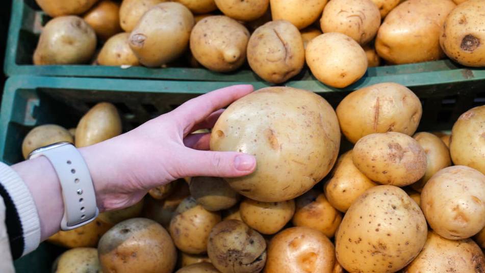 Американцы учатся красить картофель и лук в ожидании Пасхи