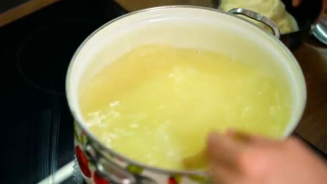 Моцарелла дома из 2 ингредиентов за 30 минут! Она ТЯНЕТСЯ! Сыр из молока в домашних условиях! смотреть онлайн