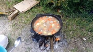 Шурпа в казане на костре.