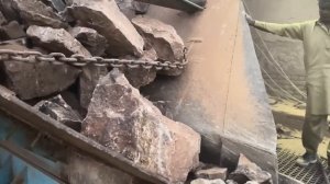 Строительство, дробление щебёнки