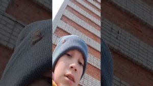 заходи сейчас будем кататься на самокатах