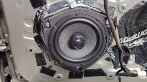Установка коаксиальной акустики AMP PRO 652 ver.3 в передние и задние двери Lada Xray Cross