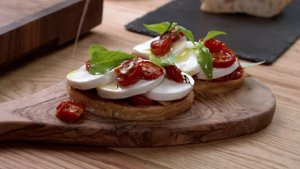 Брускетта с моцареллой и вялеными томатами