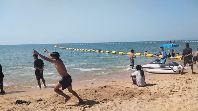 просто берег, море, люди. на каникулах из бирмы)
