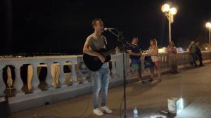 УЛИЧНЫЙ МУЗЫКАНТЫ КРУТО ПОЕТ НА НАБЕРЕЖНОЙ В ГЕЛЕНДЖИКЕ